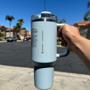 Starbucks x Stanley Spring Blue 40oz Flowstate Quencher Tumbler Bottle 2024